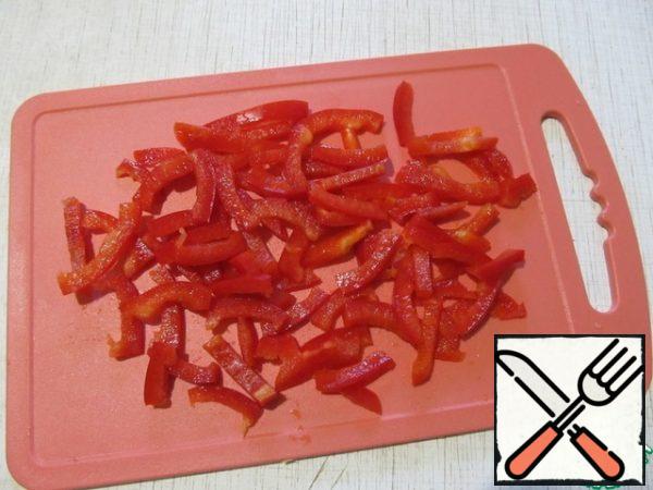 Cut the pepper into strips.
The amount of pepper was written in grams to make it easier to navigate. If the pepper is small, then take it whole. If very large, then half.