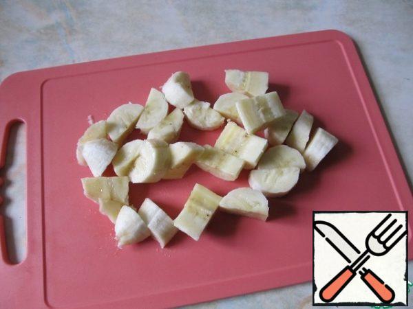 Cut the bananas into medium-sized pieces. A few circles to set aside for decoration.