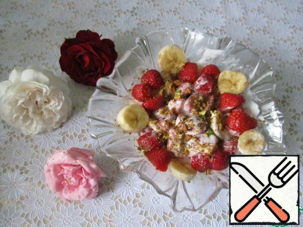 Decorate the salad with put-away pieces of banana and strawberry and sprinkle with crushed pistachios.
Put it in the refrigerator for 15 minutes.