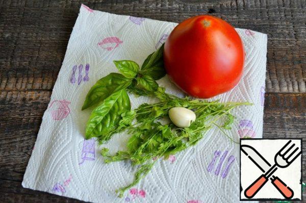 Wash the tomatoes and herbs and peel the garlic.
