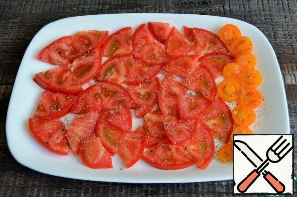 Cut the tomatoes into plates and place them on a platter or tray,
season with salt and pepper.