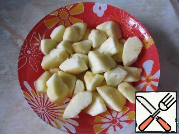 Peel the apples, remove the core, and cut into large cubes.