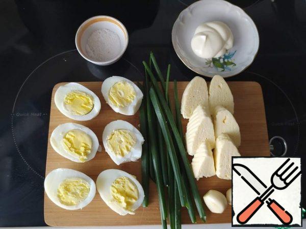 Cut the cheese and hard-boiled eggs into cubes.