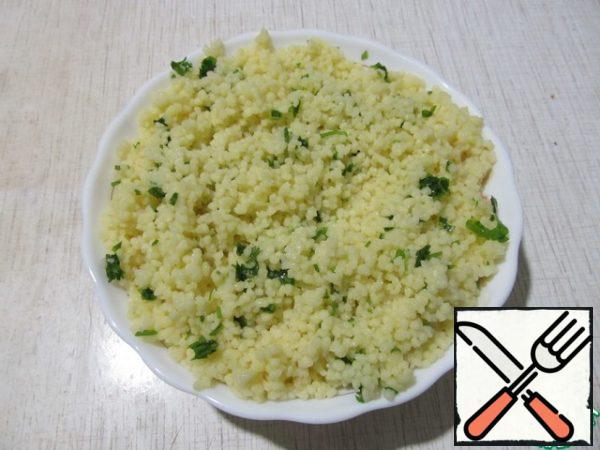 Couscous pour boiling water in the ratio 1:2, add parsley, olive oil, salt. Close and leave to infuse for 10-15 minutes.