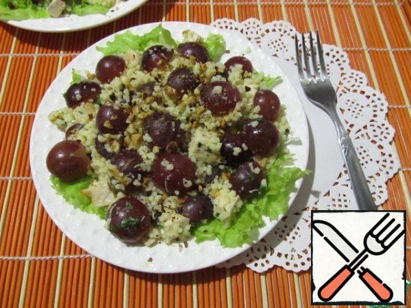To apply for plates to spread out the lettuce leaves, leaves, cous cous with chicken salad. Sprinkle the remaining nuts.