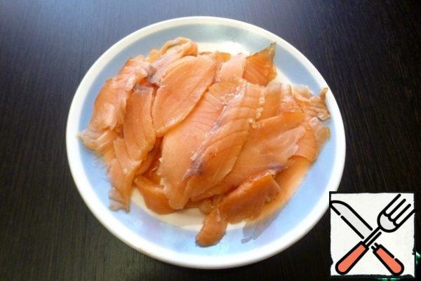 Cut the red fish into thin slices. I have lightly salted trout.