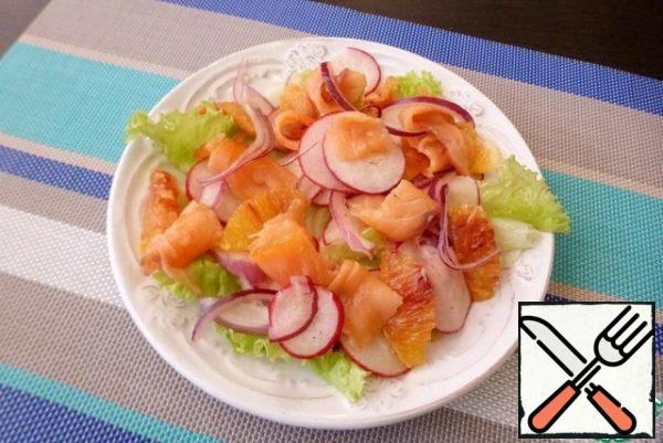 Put the pickled onions and radishes. Top with orange fillets and slices of red fish. Drizzle with olive oil and sprinkle with sesame seeds.