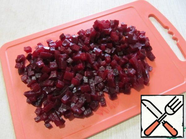 Cut the beets into cubes.
