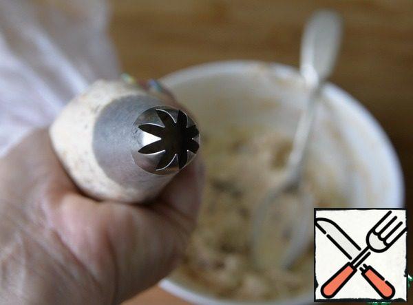 Put the mass in a cooking bag with a nozzle.
