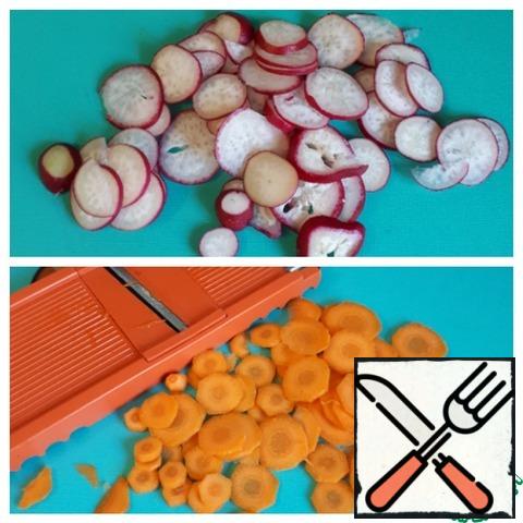 Cut the carrots and radishes into thin slices.