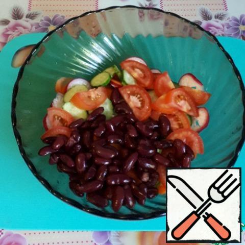Put all the vegetables in a salad bowl and add the red canned beans.
