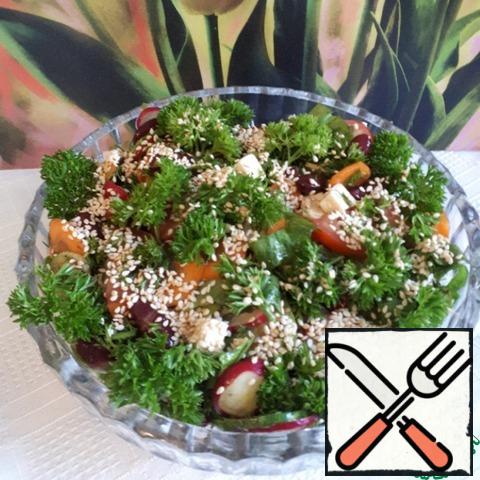Garnish the salad with sprigs of parsley and sprinkle with fried sesame seeds. Put the salad in the refrigerator for cooling and for the vegetables to be soaked in the dressing.