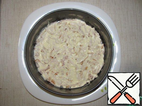 Put the chicken in a split form, top with mayonnaise.
