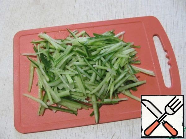 Cucumbers cut into strips, the middle with seeds do not take.
Place the cucumbers on top of the chicken, add salt,and cover with a mayonnaise net.
