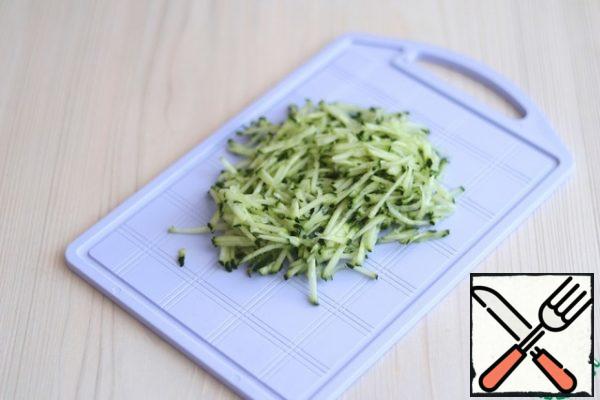 Slice the cucumber (1 PC.) on a grater for preparing Korean salads with a small section. Lightly squeeze the cucumber straws.