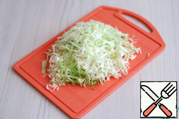 To prepare a salad, we need early cabbage with juicy, tender leaves. Cabbage with a dense structure is not suitable for preparing such salads. Shred the cabbage into thin strips, you can use special graters for shredding cabbage.