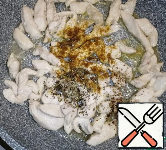 In a split pan, pour 1 tbsp of vegetable oil, pour out the fillets and fry over medium heat for 3 minutes. Add suneli hops, oregano, pepper and salt to taste. Stir. Fry until slightly Golden. Transfer to a deep bowl.