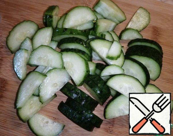 Cut the cucumber into half rings.