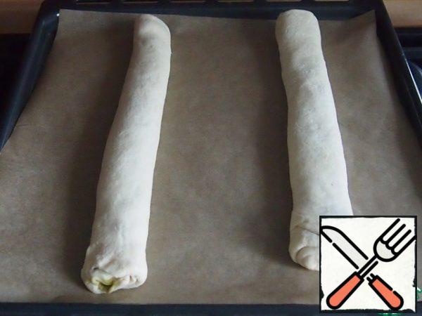 Roll up the length of the roll, fasten the seam well and put on a baking sheet. covered with baking paper. Do the same with the second half of the test. Leave a larger distance between the rolls so that there is space for weaving.