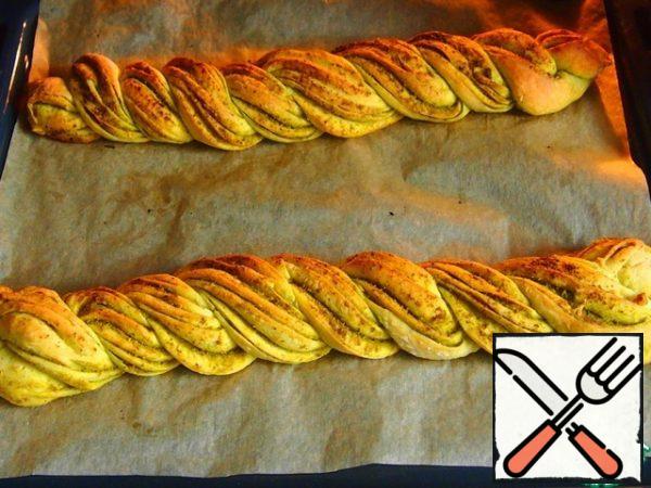 Bake the plaits in a preheated oven at 190 degrees for about 30 minutes until Golden. After baking, take the baking sheet out of the oven, sprinkle the plaits with water and cover with a towel for a few minutes. This way they will become softer.