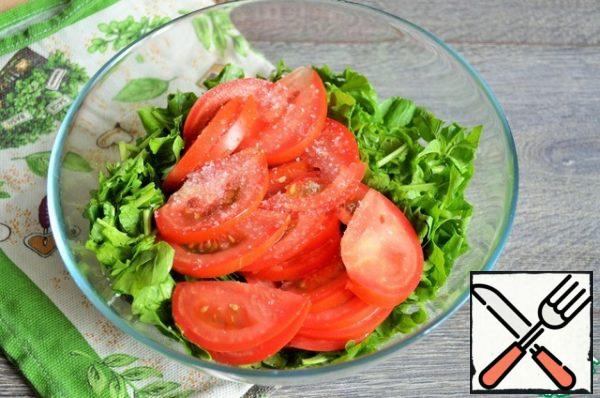 Arugula to break it, tomatoes wash, dry, chop.
To combine vegetables, add salt and mix well.