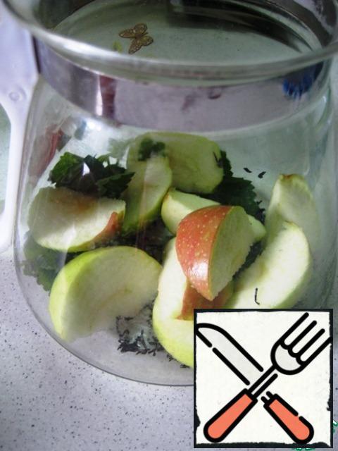 Boil water.  Pour black tea into a dish suitable for brewing (the amount of tea can be adjusted to your taste), add mint leaves, apple slices.