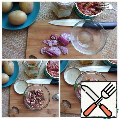 Cut the red onion into thin half-rings. Spread in a bowl and fill with half the dressing. Mix and cover with a saucer.