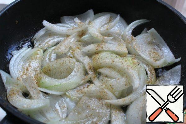 Cut the onion into feathers, put it in the oil heated in a pan, sprinkle with sugar and fry until Golden.