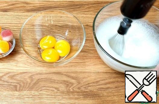 Sift the starch into the flour. Separate the whites from the yolks. And whisk the whites.
