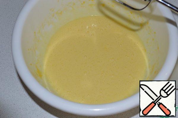 Grate the zucchini on a fine grater, put on a sieve and let the excess juice drain.
Beat the egg, sugar, vanilla sugar and vegetable oil with a mixer.