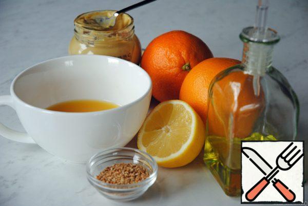 To begin with, let's do the dressing: brown the sesame seeds in a dry pan, squeeze the juice out of the orange. Try the juice to taste – if it is too sweet, add a spoonful of lemon juice. Citrus juice, mustard, sesame and olive oil mix well, it is most convenient to do this in a jar, and just before applying the dressing, shake it well, as the sesame floats to the surface.