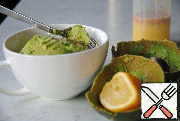 Remove the skin and seeds from the avocado, pour over the lemon juice, season with salt and pepper and puree it. Thinly slice the tomato and red onion.