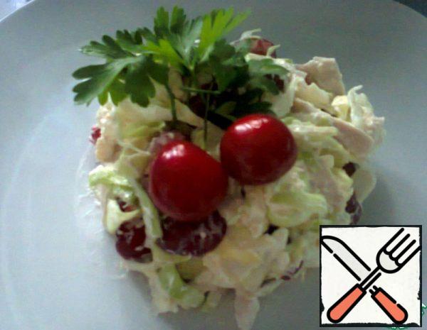 Boil the chicken fillet and cut it into strips. Cut the cabbage into strips (you can pekinka or lettuce leaves), separate the cherries from the seeds and divide into halves, cut the feta cheese into chunks. Fill with olive (vegetable) oil. Salt to taste. Cherries should be very sweet.