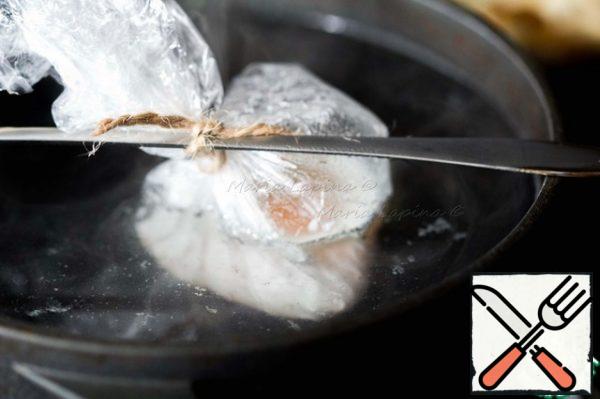 To bind to the chop-a-stick or a long spoon. I use household rope, you can just take a thread. Drop into a pan of boiling (but not very bubbling) water so that the egg does not touch the bottom. Cook for 3 -4 minutes. Carefully remove the finished egg from the film.