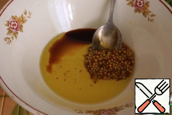 In a bowl, mix the mustard, balsamic vinegar and olive oil.