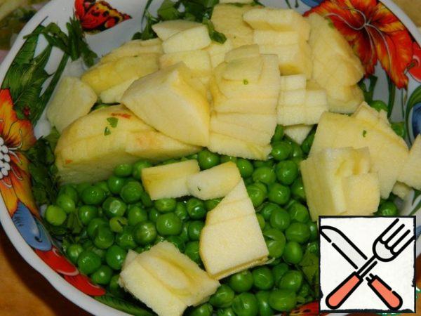 Slice the parsley and apples. Combine with peas and onions. Add salt to taste and season with vegetable oil. Stir.