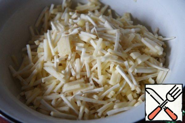 Peel the celery and Apple and chop them into strips.
