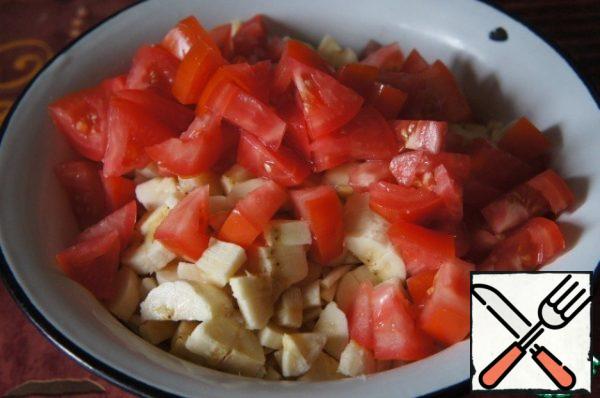Cut the tomatoes into triangles and add them to the salad.