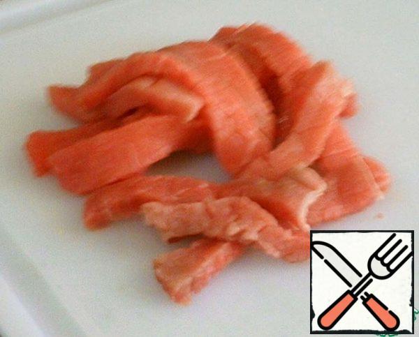 Cut the meat into thin slices and fry in oil for 5 minutes.