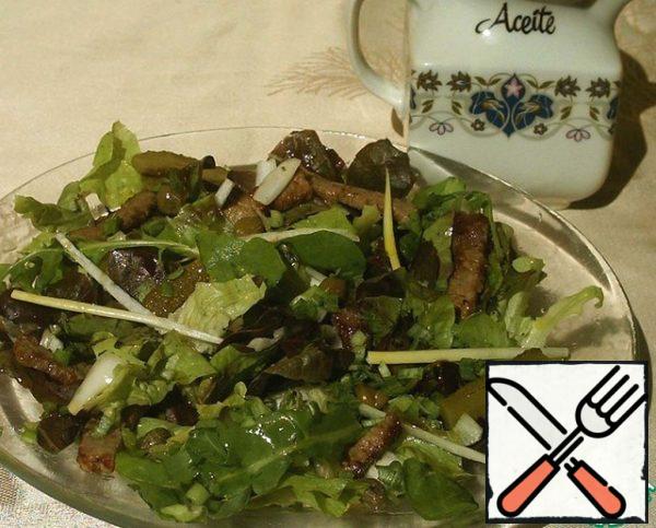 Add the meat, lettuce, and seeds. Stir.
Mix the vinegar, oil, finely chopped green onions, salt, pepper to form an emulsion and season the salad before serving.