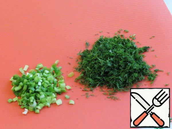 Finely chop the green onion and dill.