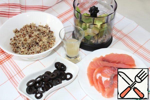 Boiled quinoa, according to the instructions on the package (this time did not take into account). Olives cut into thin rings, salmon-thin slices along the entire length of the piece. In a blender Cup, put half an avocado (peeled and diced), pine nuts fried in a dry pan, dill greens (rough stalks pre-torn) a little Tabasco sauce (1 tsp) and a couple of spoons of lime juice, salt.