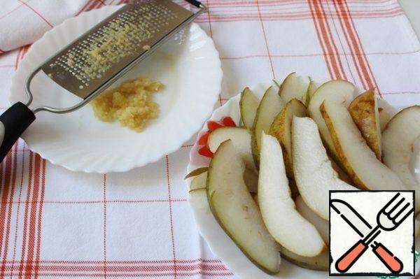 Peel and grate the ginger and cut the pear into thin slices.