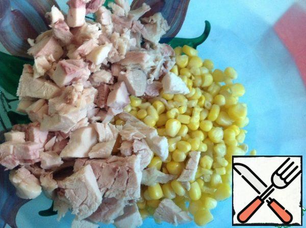 Drain the excess liquid from the corn. Cut the chicken breast into small cubes.