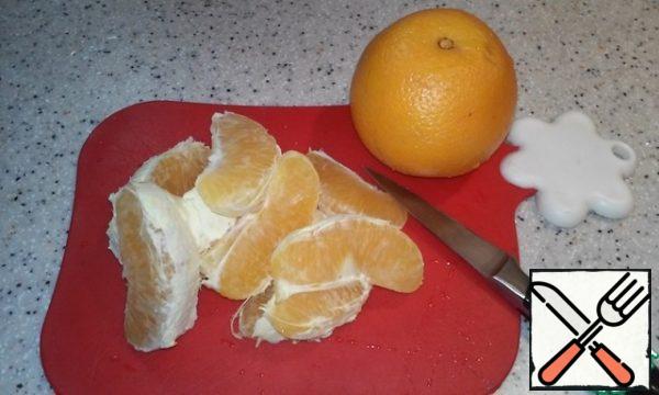 Peel the oranges, divide them into slices and cut each into 4-5 parts.
