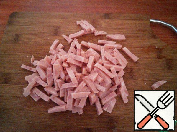 Cut the ham into strips.