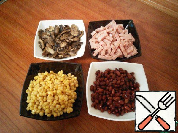 Mix the ham, cold mushrooms, beans and corn.