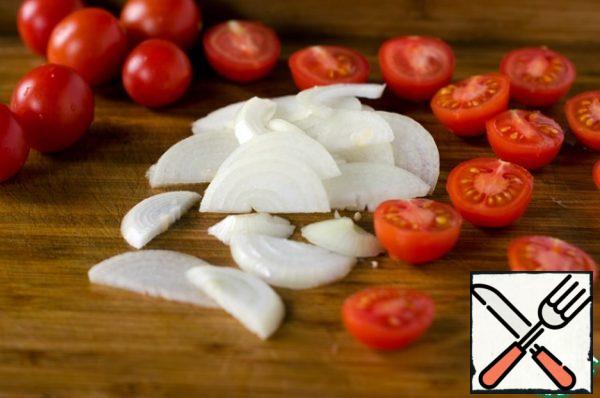 Cut the onion into half rings,
cut the cherry tomatoes into halves.