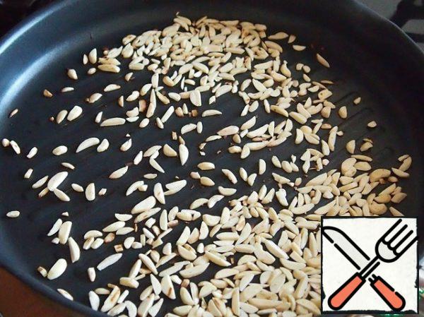 Dry the almonds on the same pan or grill (I had crushed almonds, if you use a whole peeled almonds, then after frying it should be chopped with a knife).