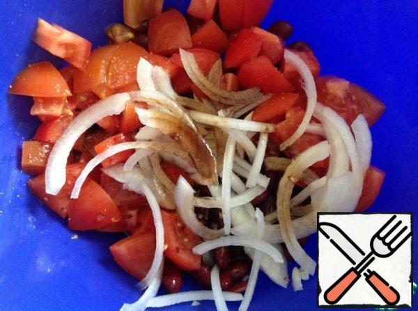 Add salt, onion, sliced in half rings, and balsamic vinegar. Mix the salad.